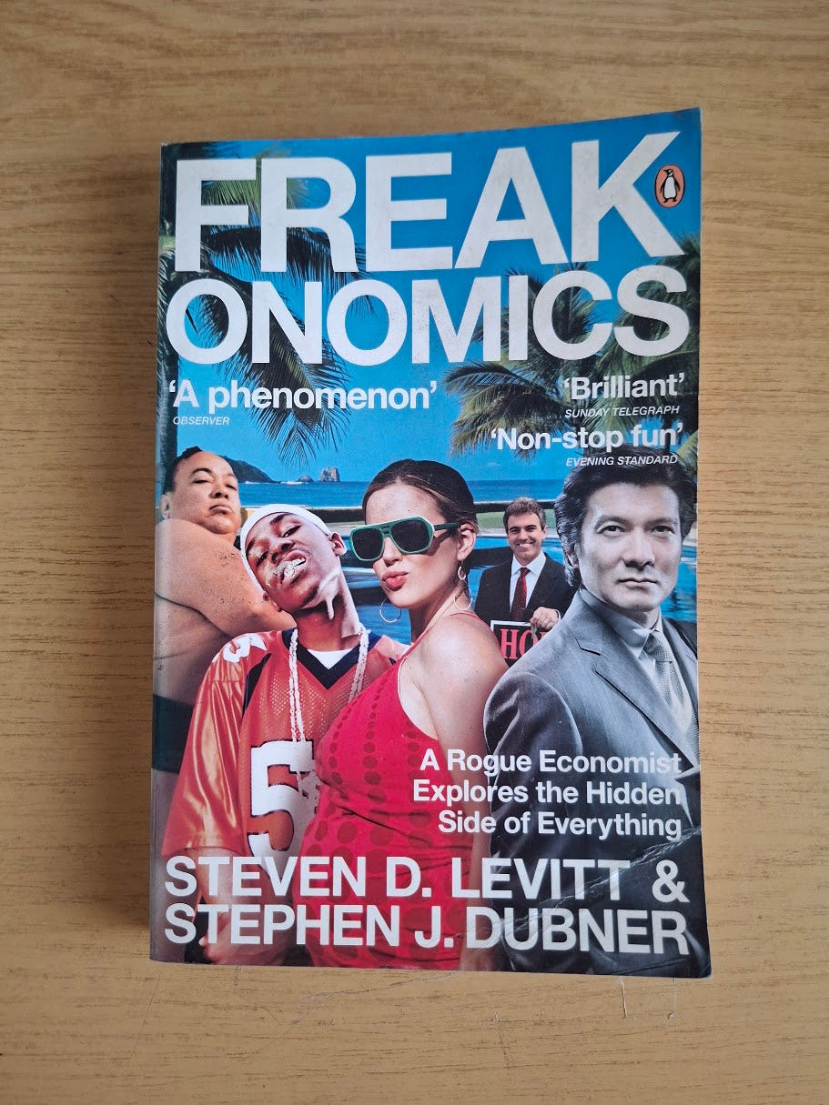 Freakonomics: A Rogue Economist Explores the Hidden Side of Everything – Steven D. Levitt & Stephen J. Dubner (2006 Paperback, Second-Hand Book)